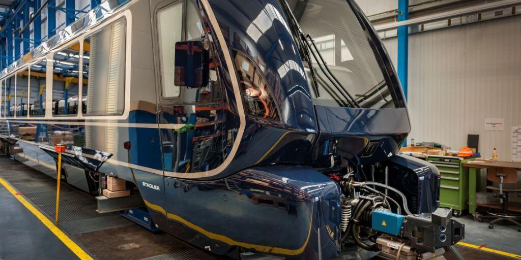 Zwar wurden mehrere Waggons bereits fertig gestellt und ausgeliefert. Aufgrund der Pandemie kam es aber zu Verz&ouml;gerungen von mehreren Monaten bei der Produktion der variablen Drehgestelle.