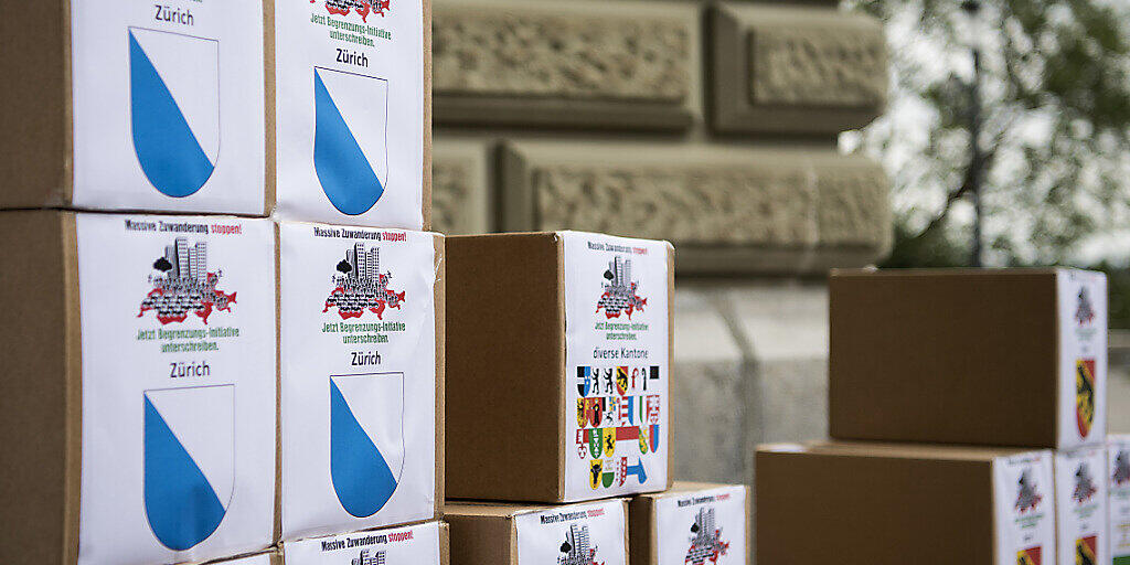 SVP-Vertreter haben die Unterschriften zur Begrenzungsinitiative am 31. August 2018 in Bern eingereicht: Jetzt versucht die Partei, mit der Coronakrise für ihre Initiative zu werben. (Archiv)