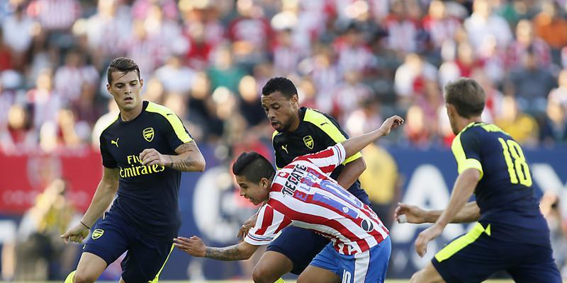 Granit Xhaka (links) debütiert mit Arsenal in der Premier League Granit Xhaka (links) debütiert mit Arsenal in der Premier League