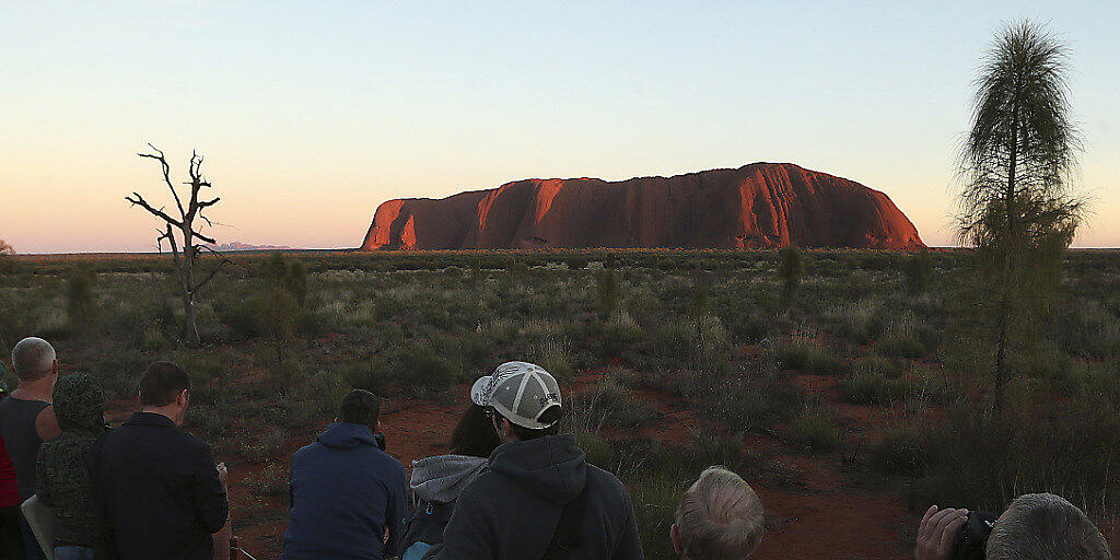 Fotografieren ist erlaubt - doch auf den Uluru klettern dürfen Touristen ab 2019 nicht mehr. Der Berg ist den Ureinwohnern Australiens heilig. (Archiv)