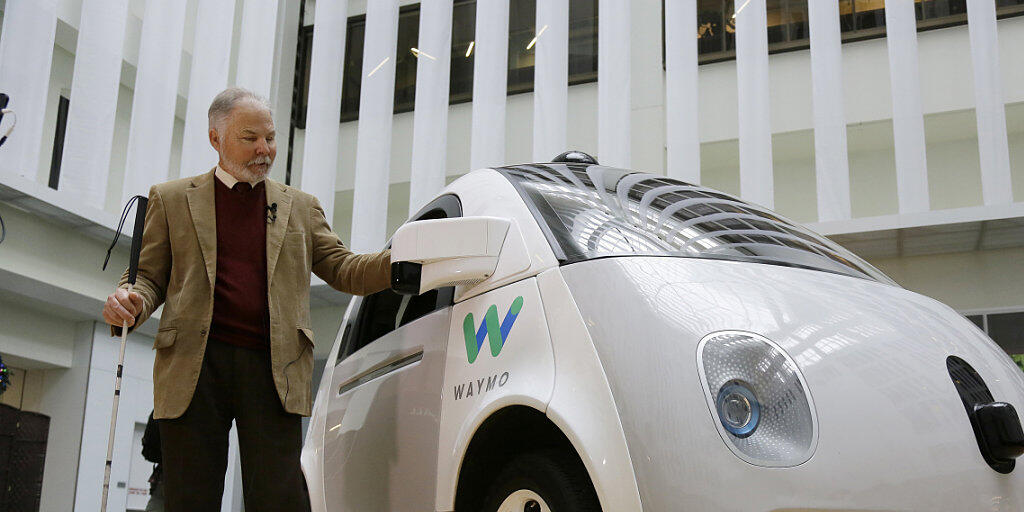 Die Autos des Roboterwagen-Entwicklers Waymo dürfen in Kalifornien künftig "blind", also ohne Sicherheitsfahrer an Bord, auf die Strasse. (Archivbild)