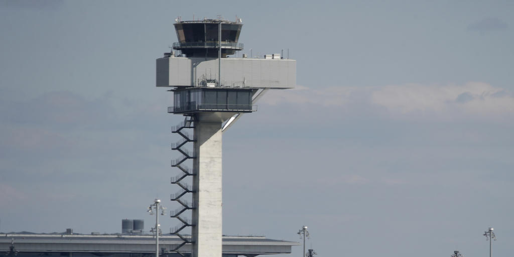 Das Flughafengebäude steht, eröffnet ist der Hauptstadtflughafen in Berlin aber noch immer nicht. Nun will die Lufthansa die Eröffnung erneut verschieben. (Archiv) Das Flughafengebäude steht, eröffnet ist der Hauptstadtflughafen in Berlin aber noch immer nicht. Nun will die Lufthansa die Eröffnung erneut verschieben. (Archiv)