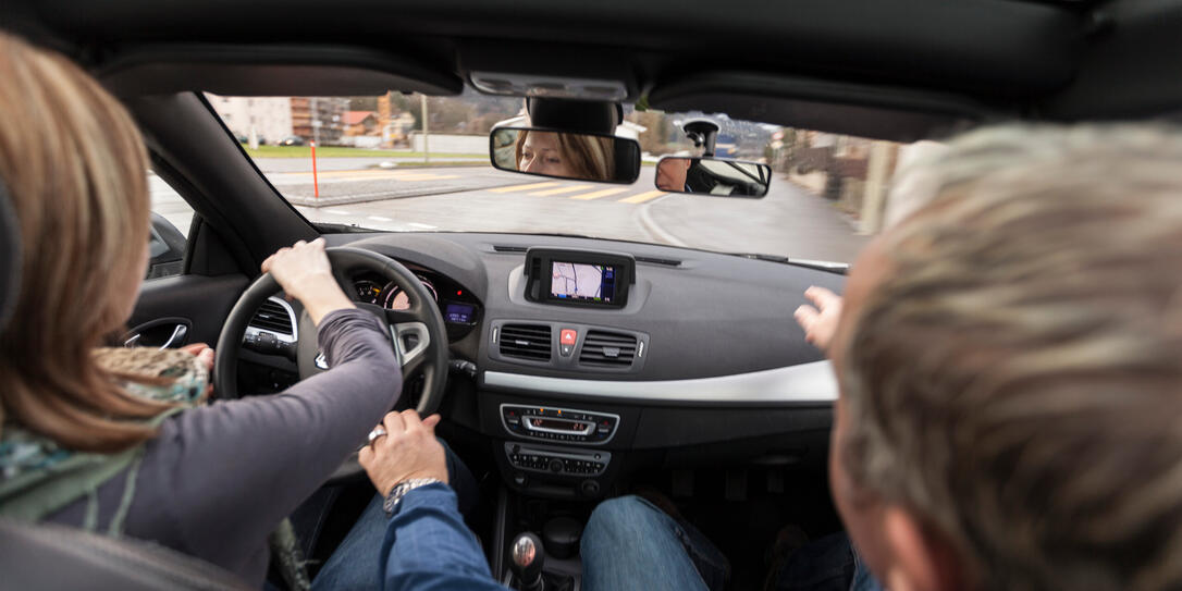 AUTO, AUTOFAHREN, FAHRLEHRER, FAHRSCHUELERIN, FRAU, LERNEN, LENKRAD, STEUER, FRONTSCHEIBE, FRONT SCREEN, AUTO, AUTOFAHREN, FAHRLEHRER, FAHRSCHUELERIN, FRAU, LERNEN, LENKRAD, STEUER, FRONTSCHEIBE, FRONT SCREEN,