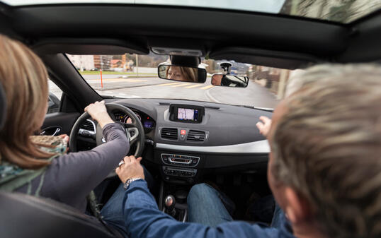 AUTO, AUTOFAHREN, FAHRLEHRER, FAHRSCHUELERIN, FRAU, LERNEN,  LENKRAD, STEUER,  FRONTSCHEIBE, FRONT SCREEN,