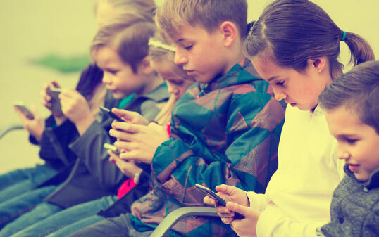 children  with mobile devices