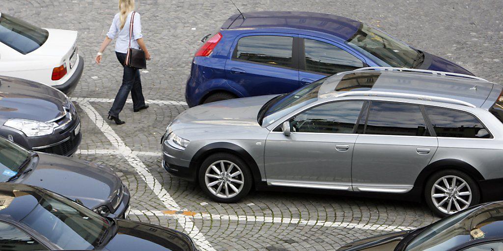 Parklücken finden leicht gemacht: Nach Vorstellungen von Bosch sollen vernetzte Autos künftig beim Suchen helfen.