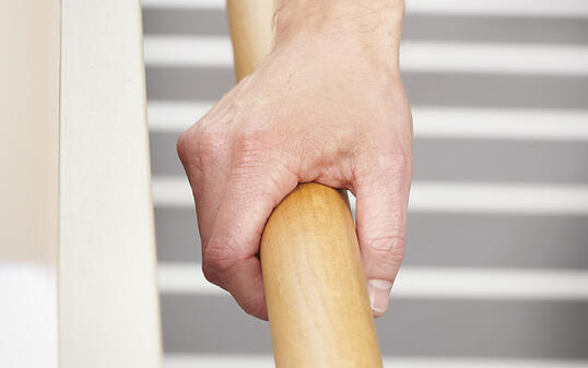 Trotz Angst vor Viren: Die Beratungsstelle für Unfallverhütung  rät, sich wegen Sturzgefahr am Treppengeländer und an Handläufen festzuhalten. (Symbolbild)
