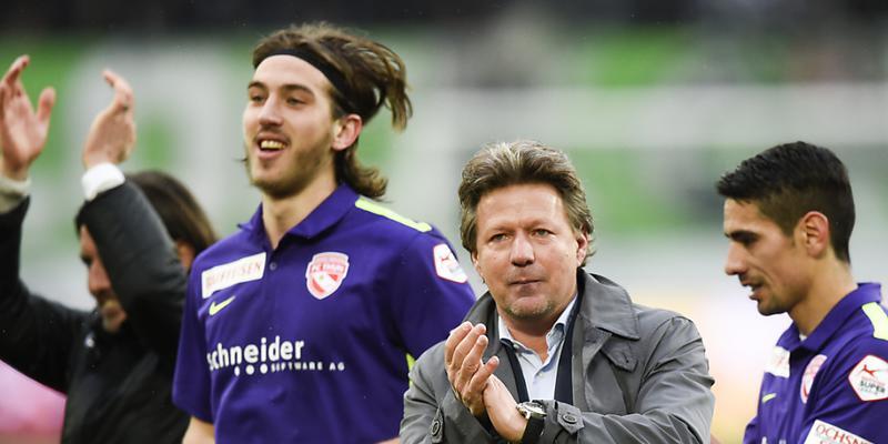 Trainer Jeff Saibene freut sich mit den Thunern über einen Last-Minute-Sieg in St. Gallen Trainer Jeff Saibene freut sich mit den Thunern über einen Last-Minute-Sieg in St. Gallen