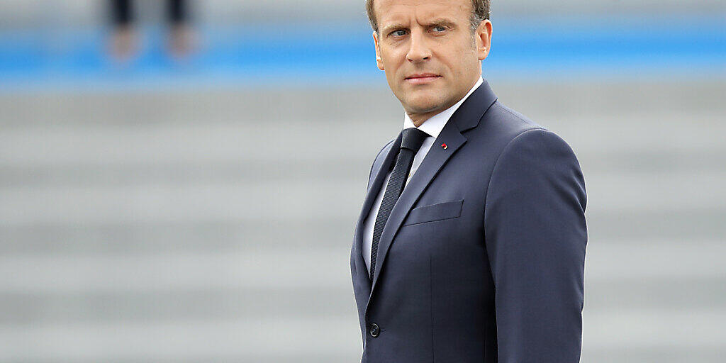 Emmanuel Macron, Präsident von Frankreich, inspiziert Truppen vor der Militär-Feier. Foto: Christophe Ena/AP/dpa