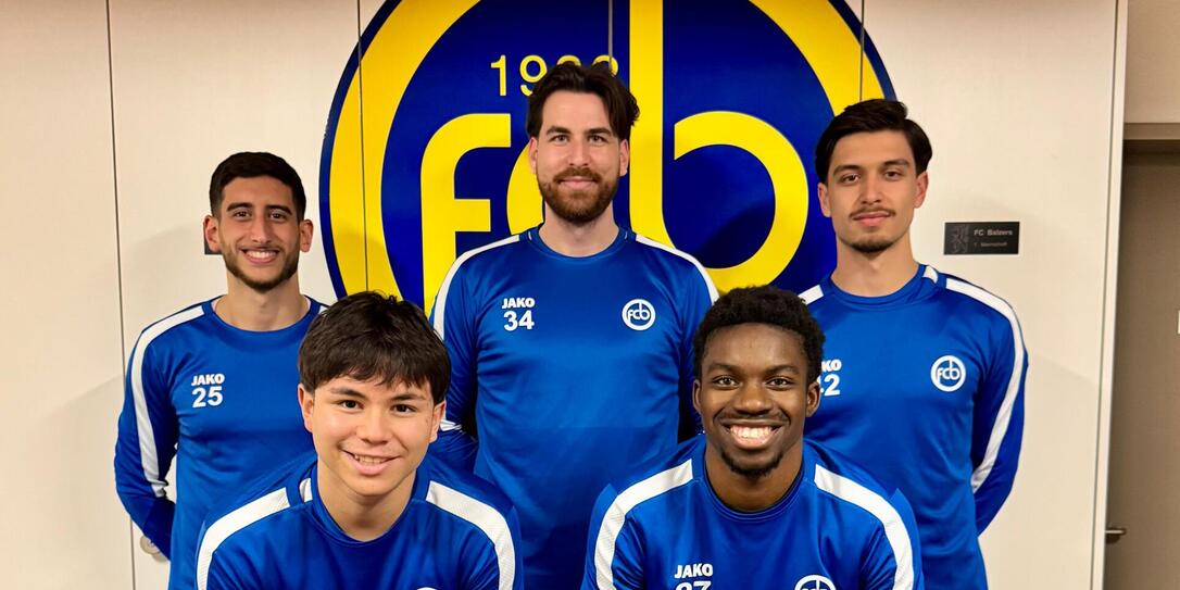 Die Balzner Neuzug&auml;nge mit Francesco Sestito, Nicola Hartmann und Ivano Lucic (hinten, v.l.) sowie Santiago Cecchini und Samuel Prisset (vorne v.l.). Es fehlt Kevin Bentele.
