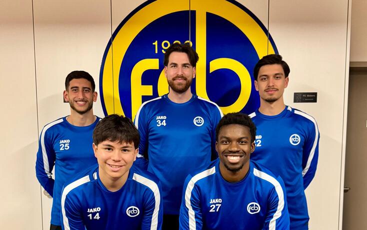 Die Balzner Neuzug&auml;nge mit Francesco Sestito, Nicola Hartmann und Ivano Lucic (hinten, v.l.) sowie Santiago Cecchini und Samuel Prisset (vorne v.l.). Es fehlt Kevin Bentele.