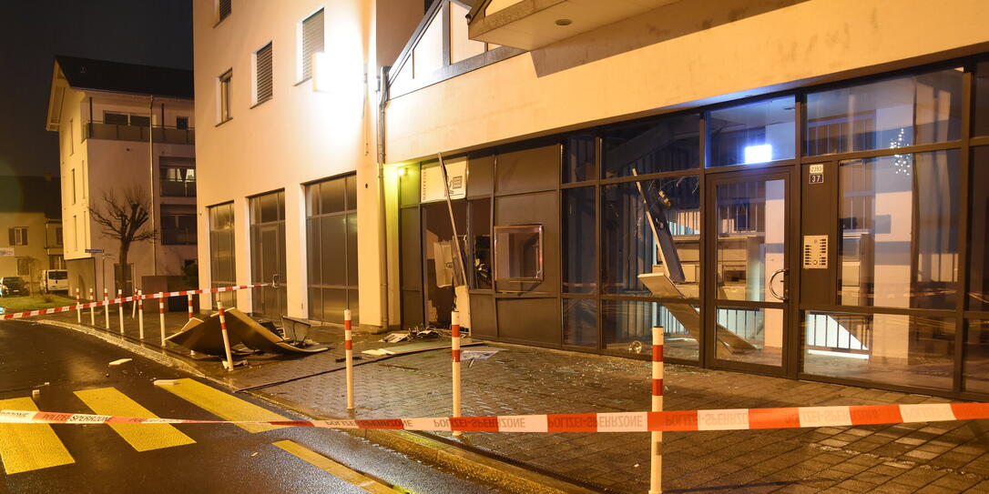 An der Bahnhofstrasse in Sevelen – nur wenige Minuten von Vaduz – wurde ein Bancomat gesprengt. 	Bild: Kapo SG