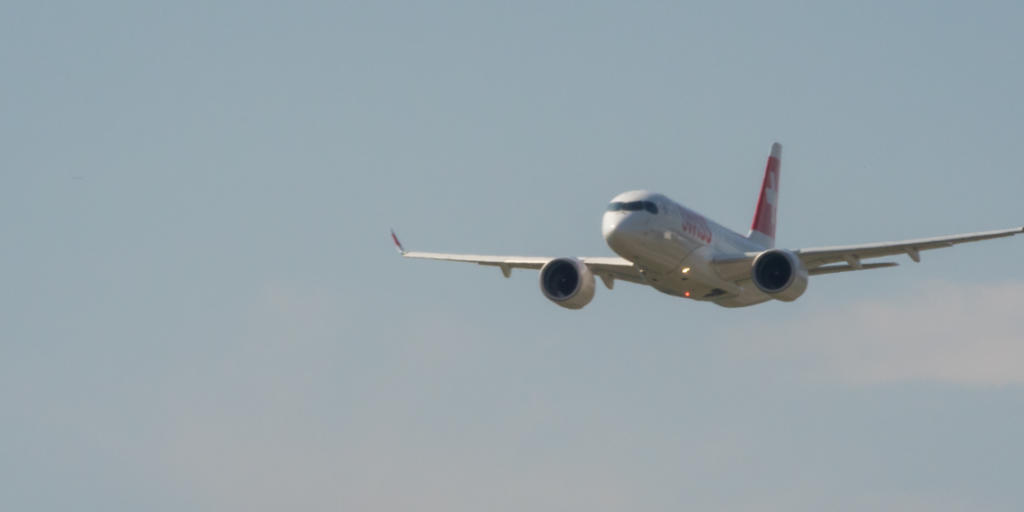 Die neue Bombardier CS100 (oben) traf am Freitag um 17.09 in Begleitung der Super Constellation in Zürich ein.