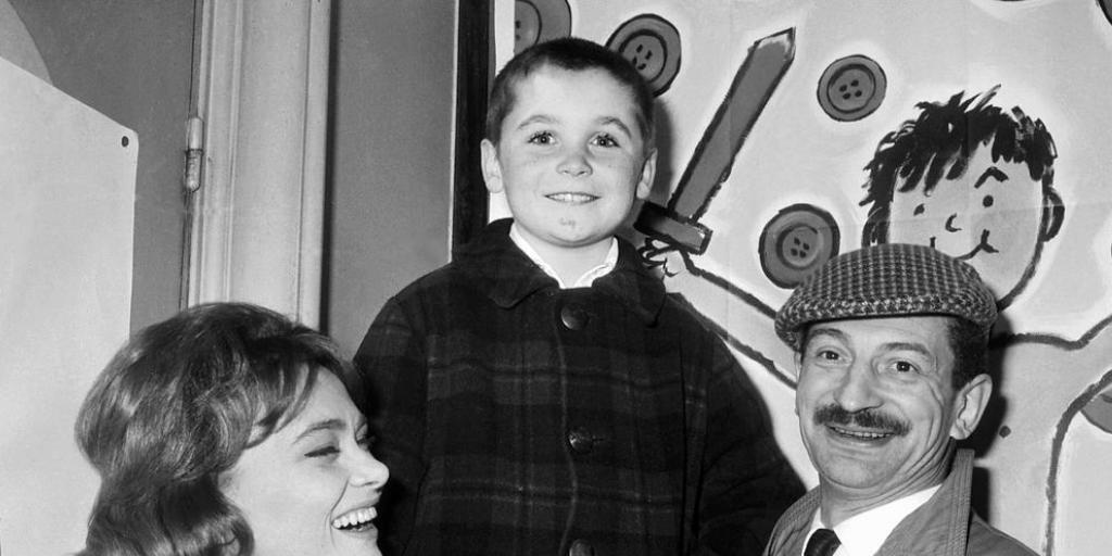 Danièle Delorme mit dem Hauptdarsteller von "Der Krieg der Knöpfe" ("La Guerre des boutons"), Tintin (Mitte) und ihrem Ehemann, Regisseur Yves Robert (Archivaufnahme vom 18. April 1962).