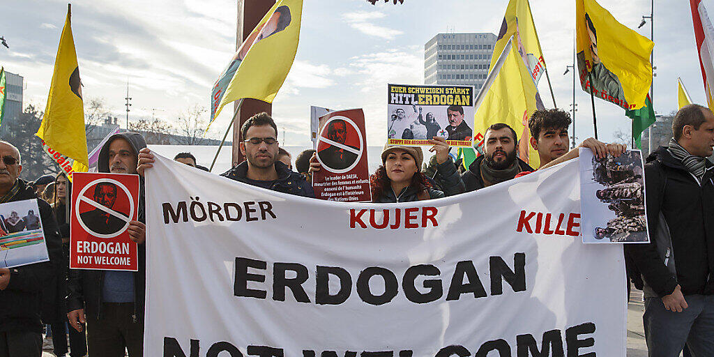 Nicht willkommen: Rund 300 Menschen protestierten in Genf gegen die Anwesenheit des türkischen Staatschefs Recep Tayyip Erdogan am Flüchtlingsforum. Nicht willkommen: Rund 300 Menschen protestierten in Genf gegen die Anwesenheit des türkischen Staatschefs Recep Tayyip Erdogan am Flüchtlingsforum.