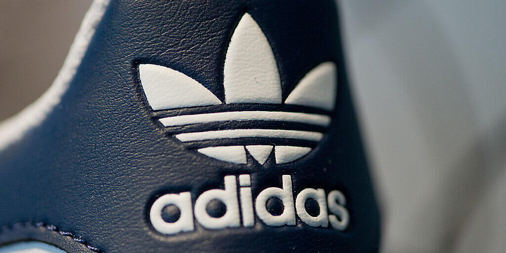 ARCHIV - Das Logo des Sportartikelherstellers Adidas ist am 03.03.2016 während der Bilanz-Pressekonferenz des Unternehmens in Herzogenaurach (Bayern) auf einem Schuh zu sehen. (zu dpa «Adidas - Jahreszahlen 2016» vom 08.03.2017) (KEYSTONE/DPA/A3609/_Daniel Karmann)
