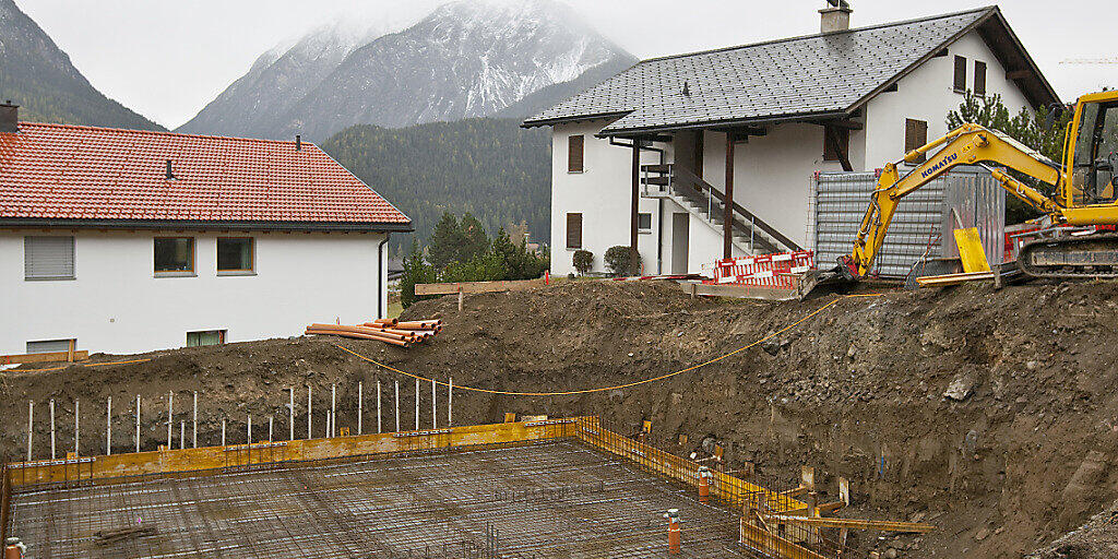 Das Geschäft mit der Finanzierung von Eigenheimen bleibt umkämpft - die Hypothekarsätze dürften tief bleiben. (Archivbild)