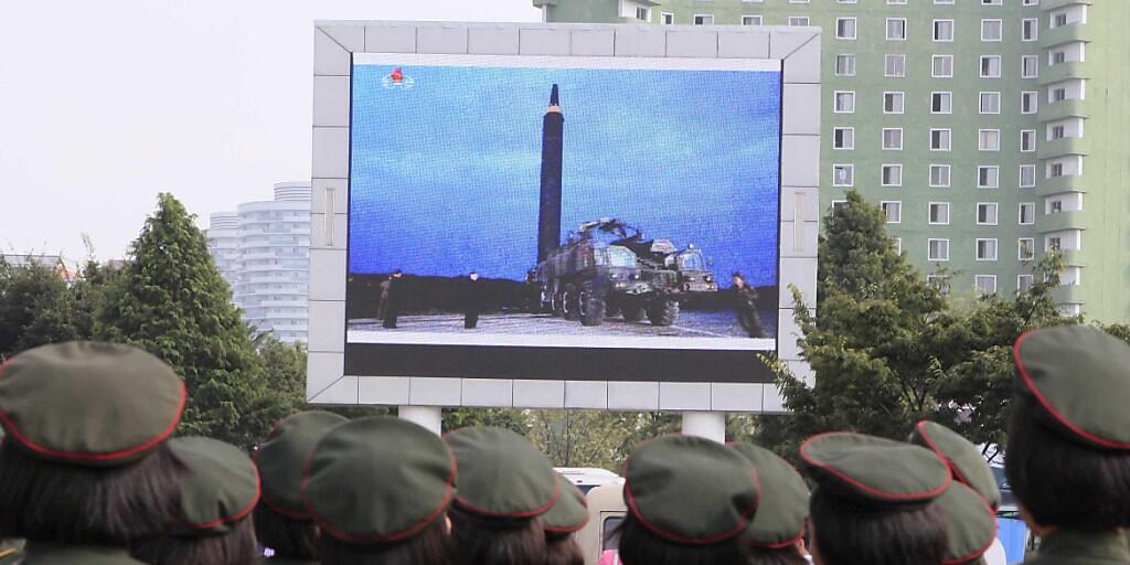 Nordkoreaner versammeln sich im August  in Pjöngjang, um den Abschuss einer neuen Interkontinentalrakete zu beobachten, die US-Gebiete erreichen könnte. (AP Photo/Kim Kwang Hyon)