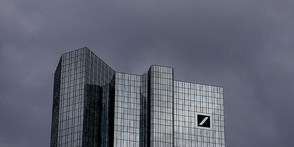 Dunkle Wolken ziehen über den Hauptsitz der Deutschen Bank in Frankfurt: Das Geldinstitut streicht rund 18'000 Arbeitsplätze.