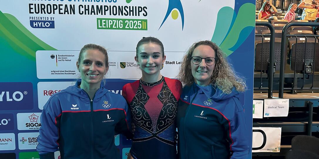Das Liechtensteiner Team (v. l.) mit Trainerin Kristina Rexa, Julia Weissenhofer und der Physiotherapeutin Romina Andermatt.