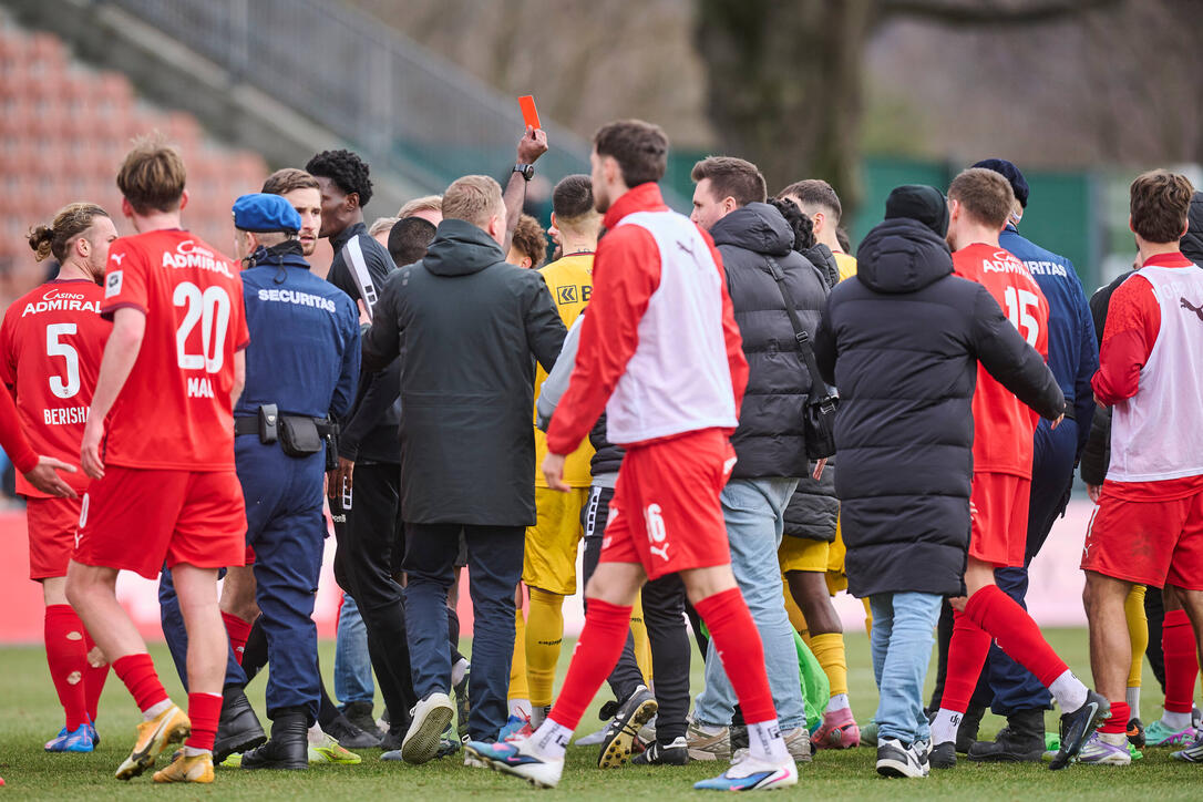 Das Sicherheitspersonal griff ein, um die Gem&uuml;ter zu beruhigen und Handgreiflichkeiten zu verhindern.