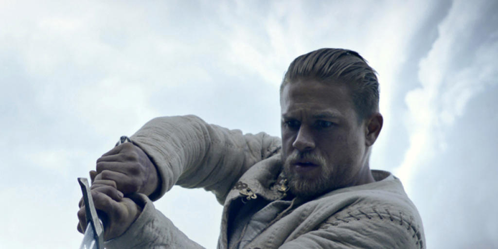Charlie Hunnam zieht in "King Arthur: Legend of the Sword" das Schwert aus dem Stein und bringt so die Geschichte ins Rollen. In der Deutschschweiz war der Film an seinem Startwochenende am beliebtesten. (Archivbild)