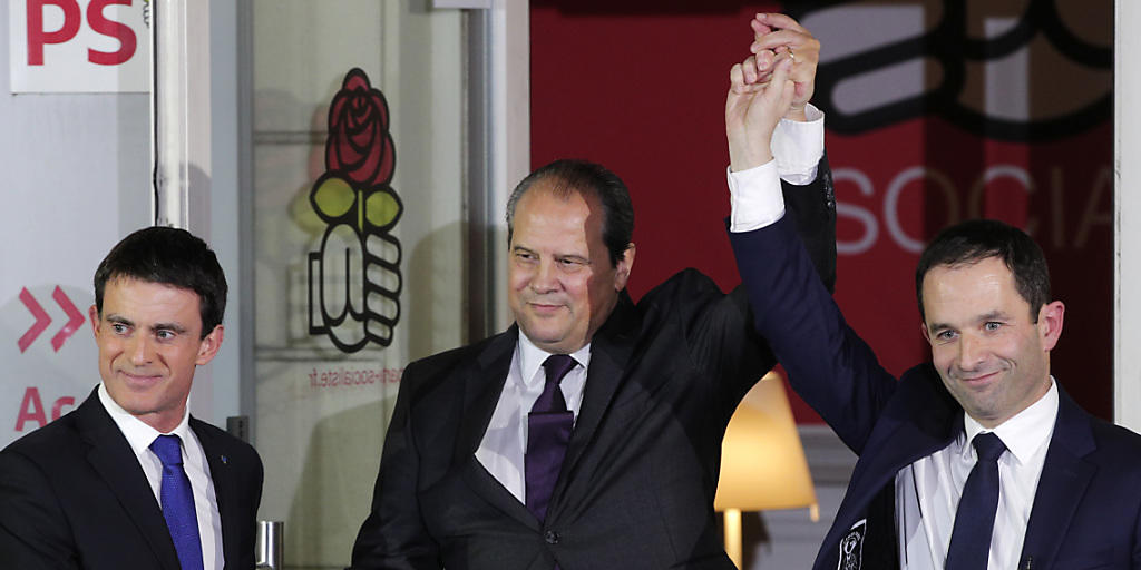 Der frisch gewählte Kandidat Benoît Hamon (r) und der Verlierer Manuel Valls (l) mit Sozialisten-Parteichef Jean-Christophe Cambadelis
