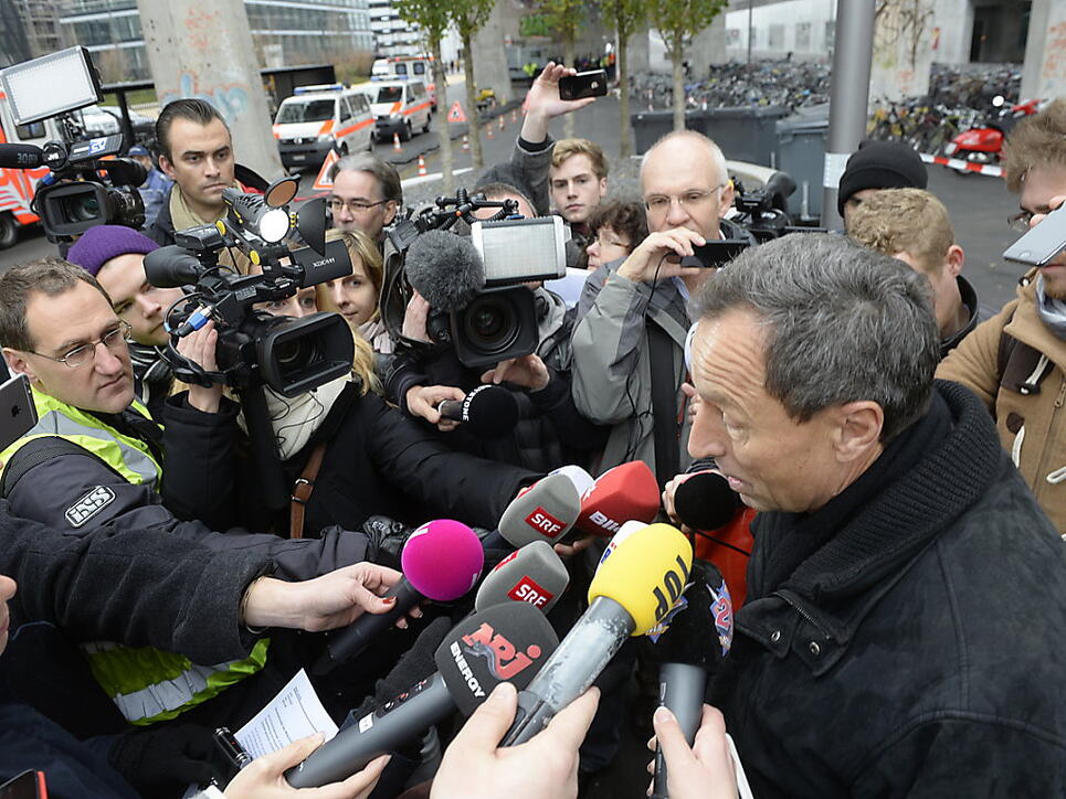 Die Stadtpolizei Zürich teilt nicht mehr automatisch mit, welche Nationalität ein mutmasslicher Täter aufweist - auf Nachfrage wird sie aber informieren. Im Bild: Polizeisprecher Marco Cortesi, umringt von Journalisten. (Archivbild)