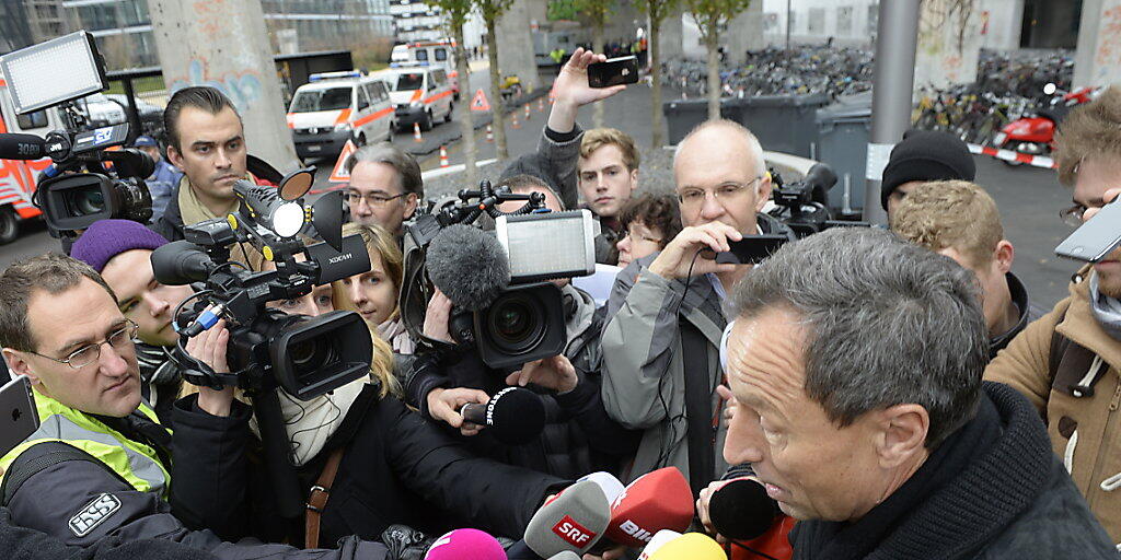Die Stadtpolizei Zürich teilt nicht mehr automatisch mit, welche Nationalität ein mutmasslicher Täter aufweist - auf Nachfrage wird sie aber informieren. Im Bild: Polizeisprecher Marco Cortesi, umringt von Journalisten. (Archivbild)