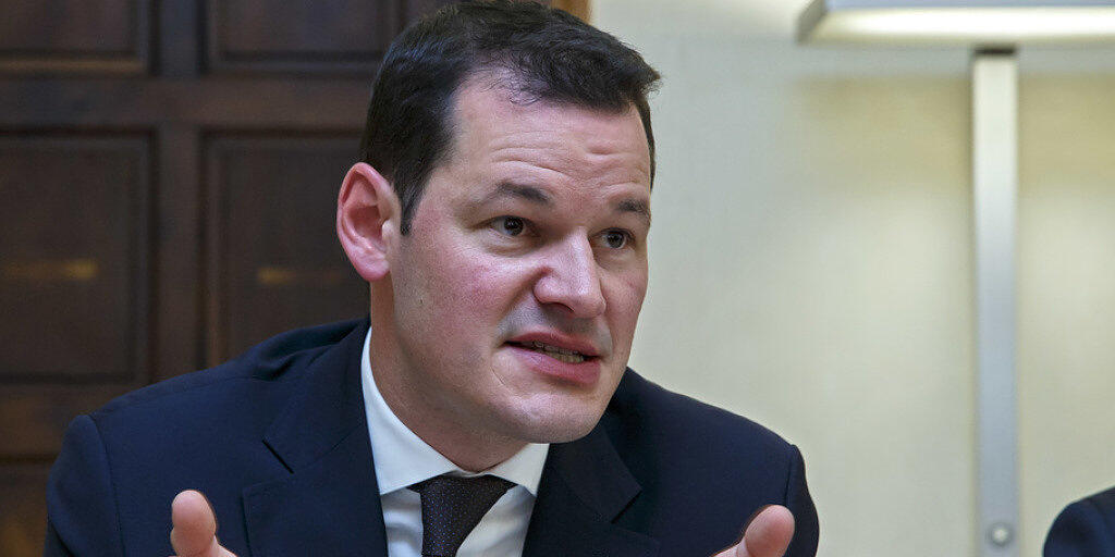 Der angeschlagene Genfer Staatsrat Pierre Maudet hat ab Samstag Anspruch auf eine Rente auf Lebenszeit. Der FDP-Politiker ist seit Juni 2012 in der Regierung und 41 Jahre alt. (Archivbild)
