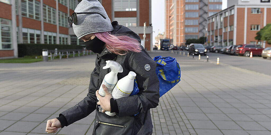 Angesichts sprunghaft steigender Corona-Zahlen greift Tschechien zu drastischen Maßnahmen, die einem landesweiten Lockdown gleichkommen. Foto: Dalibor Glück/CTK/dpa