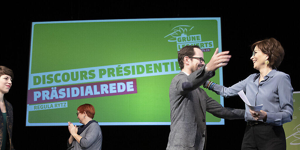 Viel Freude bei den Grünen: Die Delegierten feierten ihre Präsidentin Regula Rytz (rechts) an ihrer Versammlung in Bern. Eines sei nach den Wahlen klar, rief diese in den Saal: "Grüne gehören in den Bundesrat."