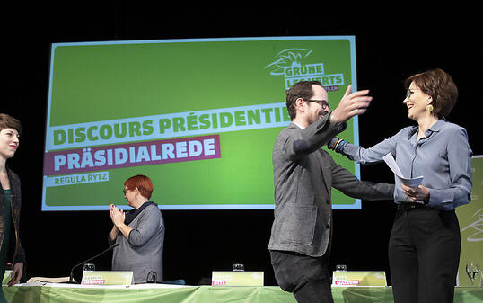 Viel Freude bei den Grünen: Die Delegierten feierten ihre Präsidentin Regula Rytz (rechts) an ihrer Versammlung in Bern. Eines sei nach den Wahlen klar, rief diese in den Saal: "Grüne gehören in den Bundesrat."