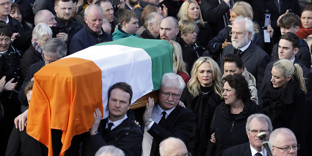 Tausende begleiten den Sarg von Sinn-Fein-Politiker McGuinness im nordirischen Derry.