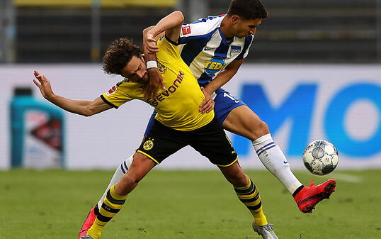 Der Dortmunder Thomas Delaney (links) im Duell mit Marko Grujic von Hertha Berlin