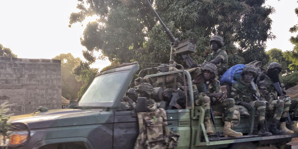 Senegalesische Soldaten auf dem Weg zur gambischen Grenze.