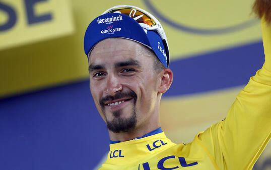 Julian Alaphilippe mit einem Lachen im Gesicht: Der Franzose behält das Maillot jaune auch nach dem Zeitfahren in Pau