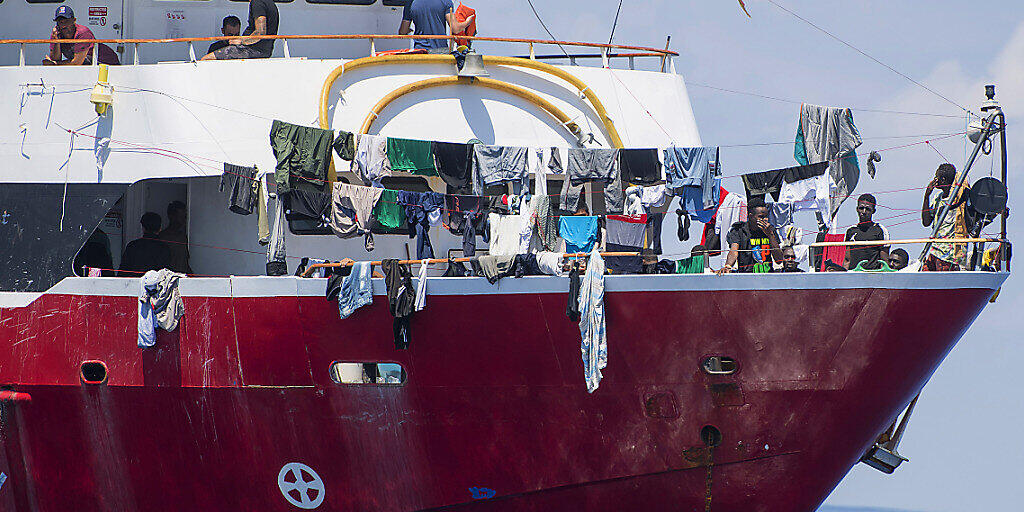 Nach internationalen Protesten lässt Malta mehr als 400 Flüchtlinge in den Hafen einlaufen.