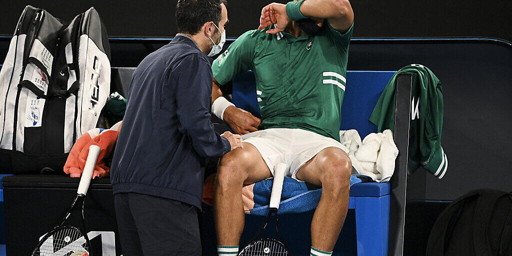 Schmerzen auch bei der Nummer 1: Novak Djokovic ist allerdings noch im Turnier