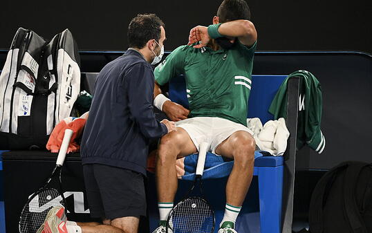 Schmerzen auch bei der Nummer 1: Novak Djokovic ist allerdings noch im Turnier