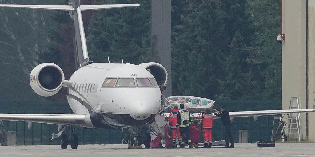 ARCHIV - Ein Spezialflugzeug mit dem Kremlkritiker Nawalny an Bord steht auf dem Flughafen Tegel vor einem Hangar. Foto: Michael Kappeler/dpa ARCHIV - Ein Spezialflugzeug mit dem Kremlkritiker Nawalny an Bord steht auf dem Flughafen Tegel vor einem Hangar. Foto: Michael Kappeler/dpa