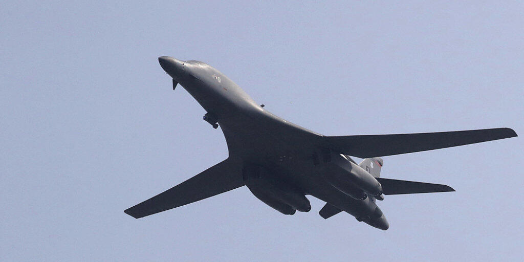 US-Überschallbomber des Typs B-1 (vorne). (Archivbild)