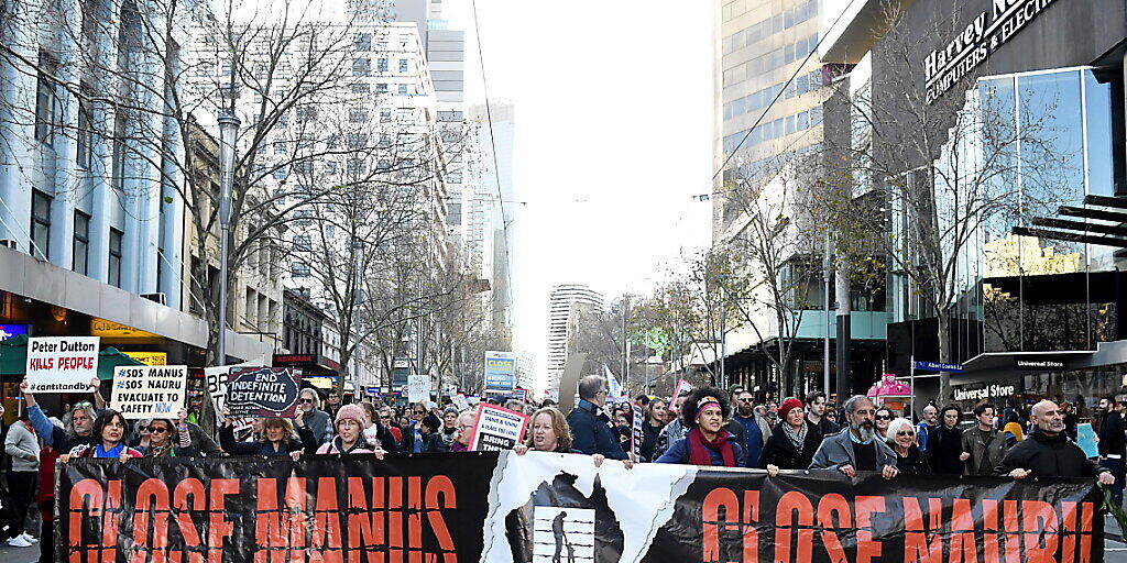 Bei der Kundgebung im Geschäftsviertel von Melbourne forderten die Demonstranten die Schliessung der Internierungslager für Flüchtlinge auf den Pazifikinseln Manus und Nauru.