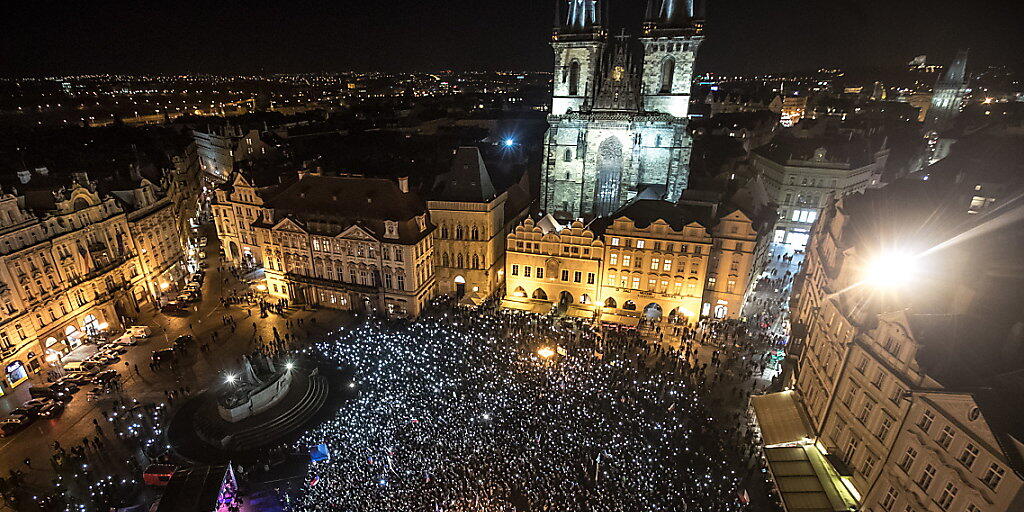 Tausende Menschen forderten auf einer Demonstration in Prag den Rücktritt von Ministerpräsident Andrej Babis, gegen den die Polizei wegen Korruptionsverdachts ermittelt.