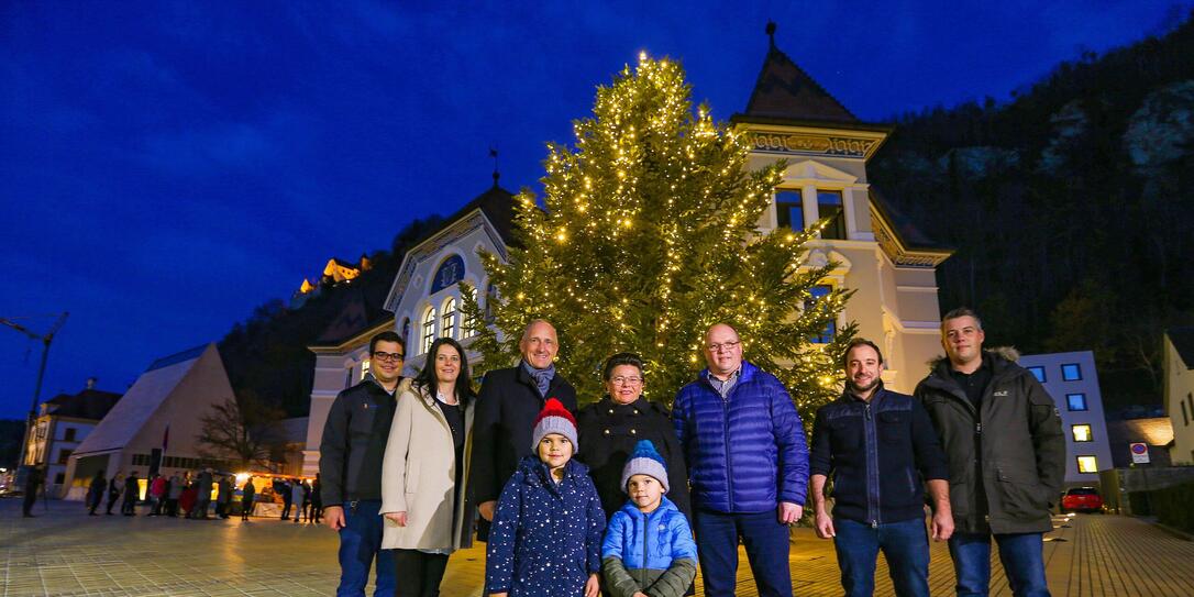 Regierungschef Adrian Hasler, 3.v.l., zusammen mit der Ruggeller Vorsteherin Maria Kaiser-Eberle, 5.v.r, Vizevorsteher Juergen Hasler, 3.v.r., und diversen Gemeinderätinnen und Gemeinderäten vor dem Regierungsgebaeude in Vaduz.