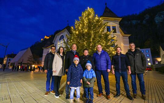 Regierungschef Adrian Hasler, 3.v.l., zusammen mit der Ruggeller Vorsteherin Maria Kaiser-Eberle, 5.v.r, Vizevorsteher Juergen Hasler, 3.v.r., und diversen Gemeinderätinnen und Gemeinderäten vor dem Regierungsgebaeude in Vaduz.