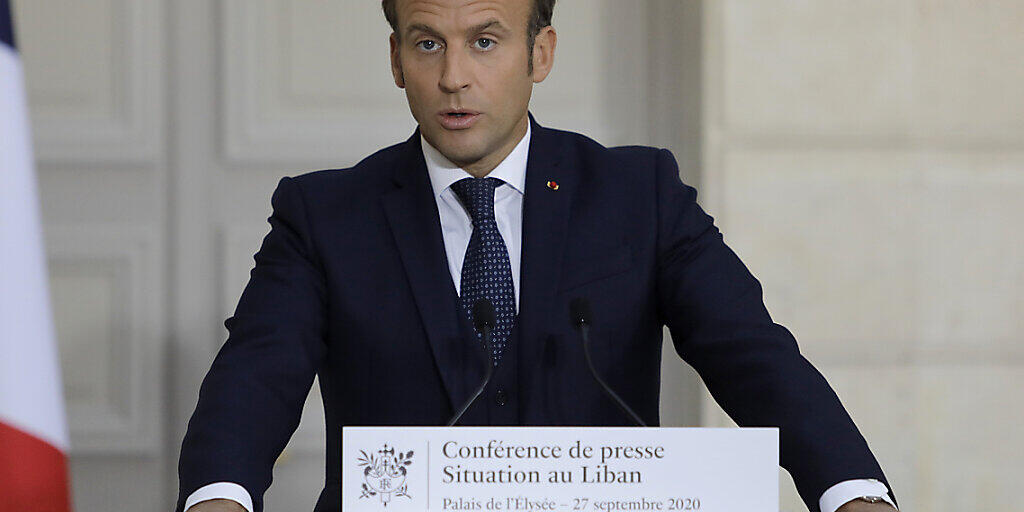 Präsident Emmanuel Macron spricht bei einer Pressekonferenz in Paris zur Lage im Libanon. Foto: Lewis Joly/AP/dpa