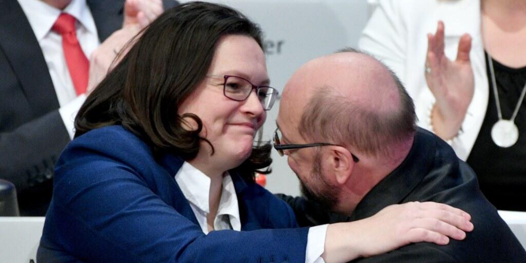 Geschafft: SPD-Parteichef Martin Schulz (rechts) und Bundestags-Fraktionschefin Andrea Nahles umarmen sich nach gewonnener Abstimmung auf dem Sonderparteitag in Bonn.