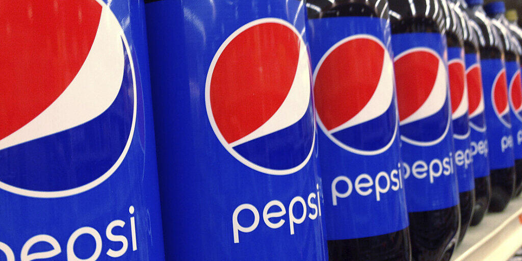 Nicht nur Getränke im Angebot: Eine hohe Nachfrage nach Chips und anderen Knabbereien hilft Pepsi in der Coronakrise. (Archivbild)