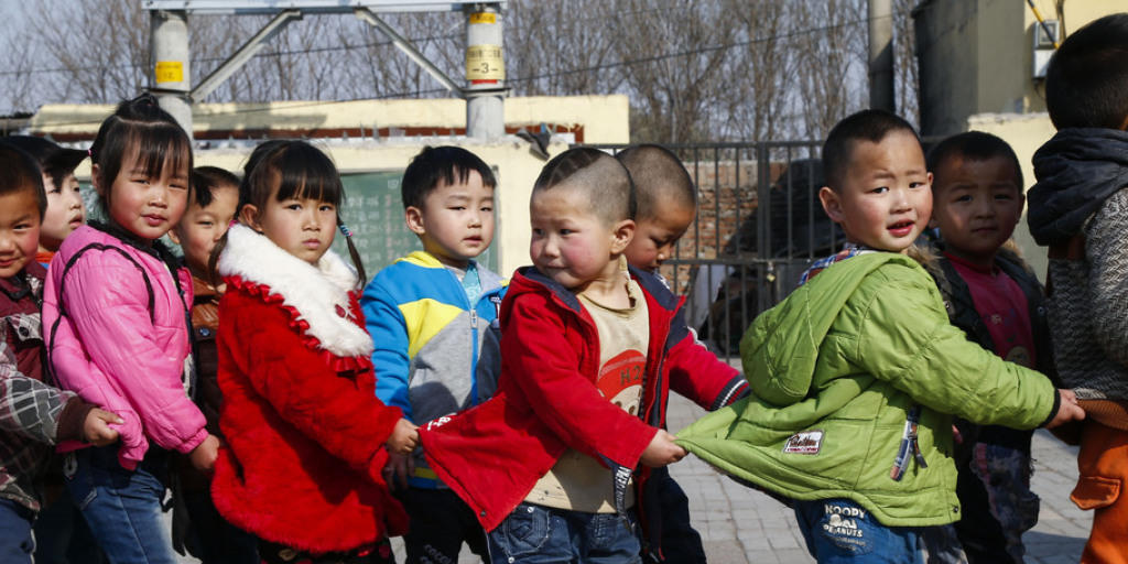 Chinesische Kinder auf dem Schulweg - verheirateten Paaren ist es künftig erlaubt, ein zweites Kind zu bekommen. (Symbolbild) Chinesische Kinder auf dem Schulweg - verheirateten Paaren ist es künftig erlaubt, ein zweites Kind zu bekommen. (Symbolbild)